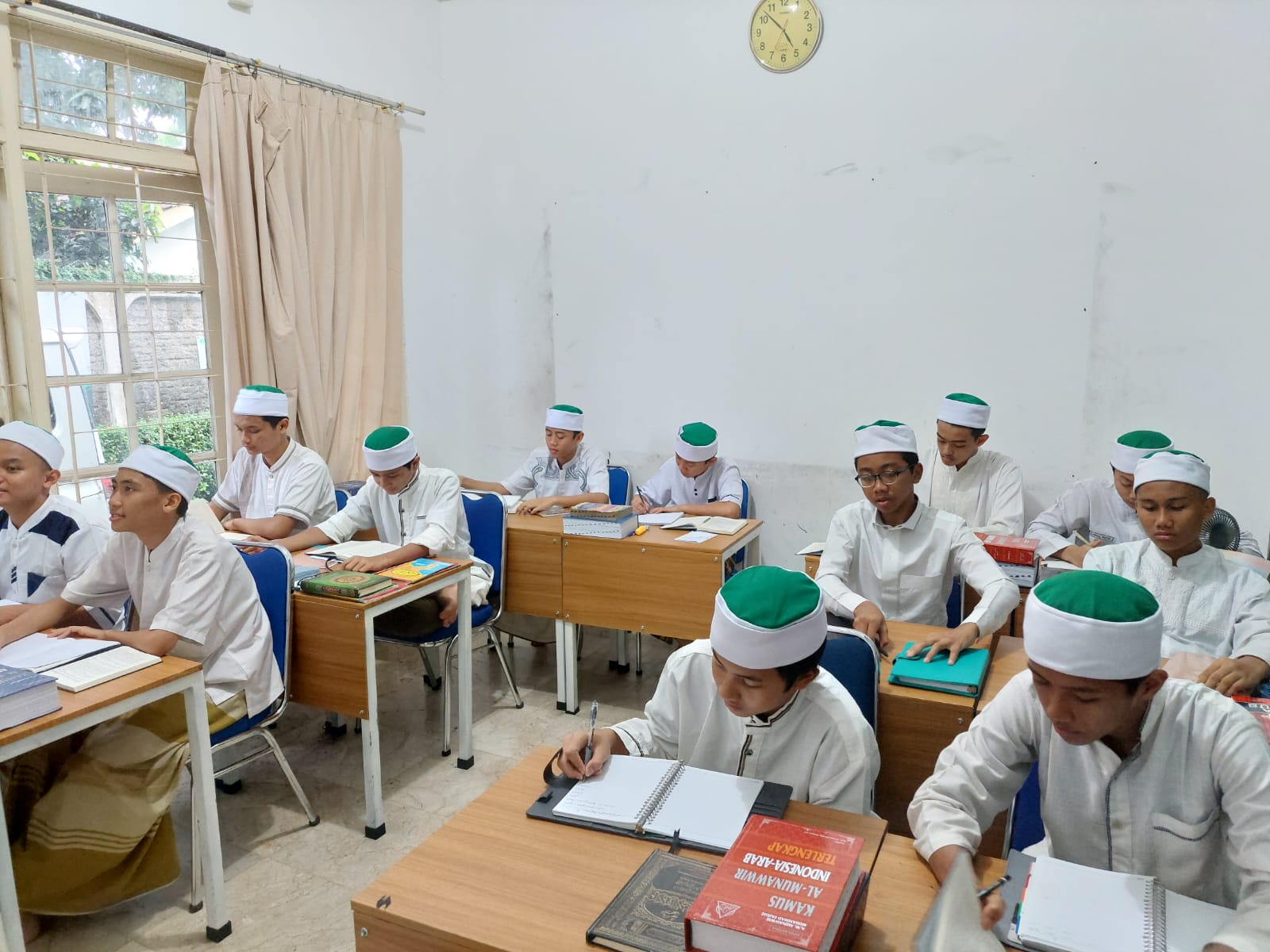 Menjadi Orang tua Asuh Santri Berprestasi